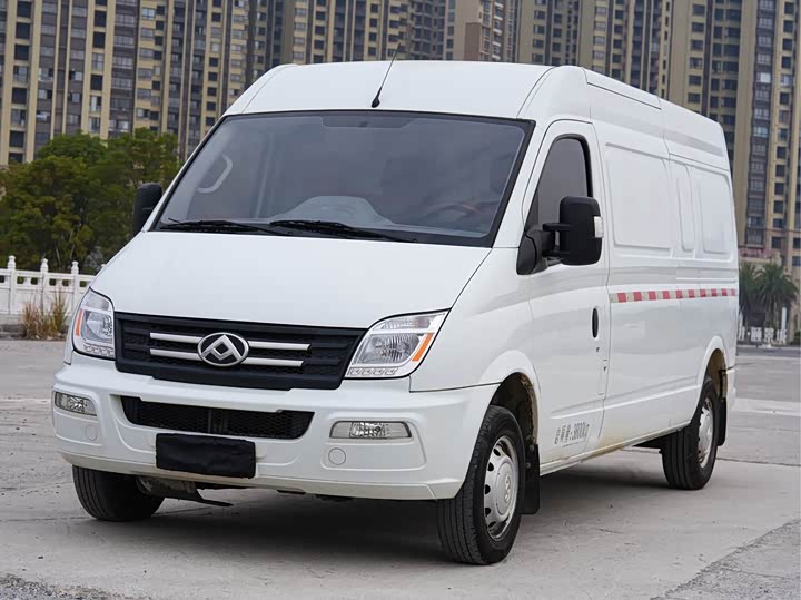 Maxus V80 2023 2023款 2.0T PLUS 手动厢式车VAN长轴中顶3座
