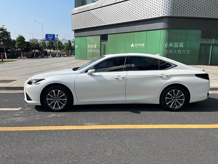 2025 Lexus ES