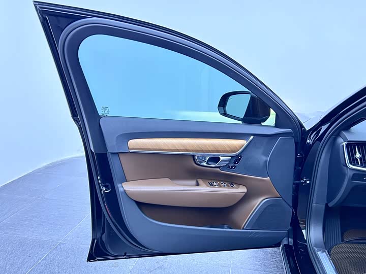 Volvo S90 Hybrid 2024 2024款 插电式混动 四驱长续航智逸豪华版