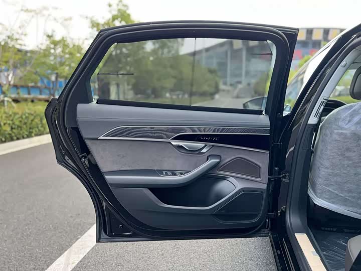 Audi A8 2025 2025款 A8L 45 TFSI quattro 豪华型