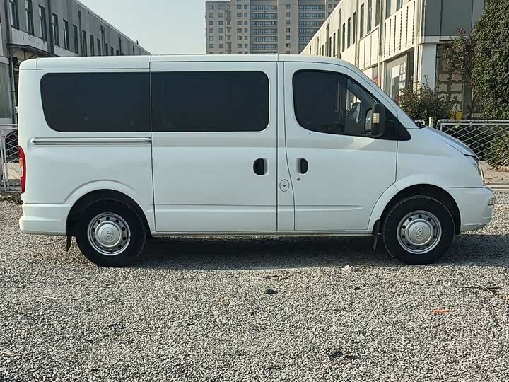 Maxus V80 2023 2023款 2.0T PLUS AMT城市版短轴超低顶7/8/9座