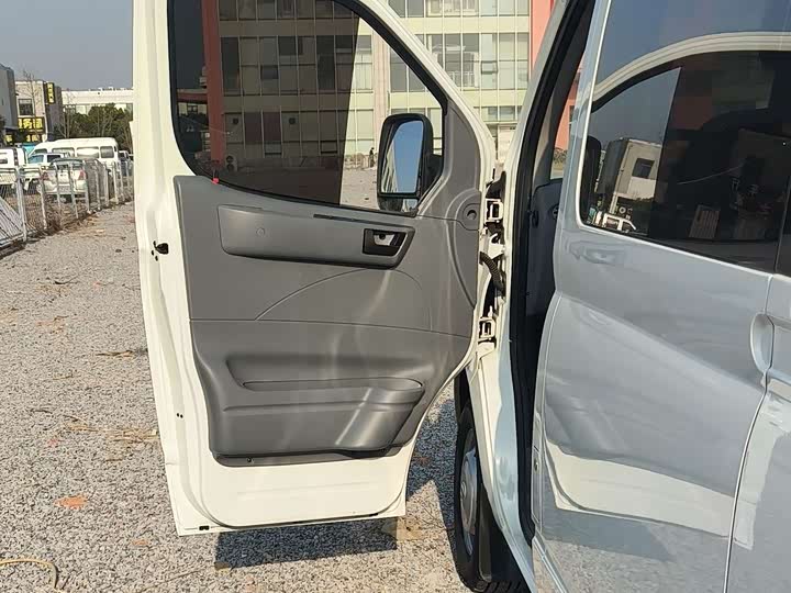 Maxus V80 2023 2023款 2.0T PLUS AMT城市版短轴超低顶7/8/9座