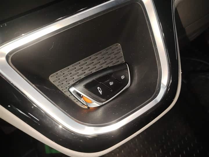 Maxus V70 2023 2023款 2.0T 精英版 自动短轴低顶 5/6座