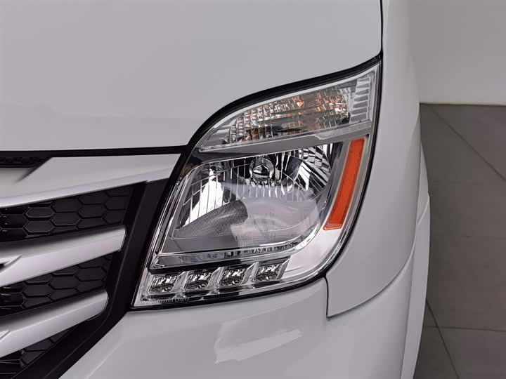 Maxus V80 2025 2025款 超值版傲运通 2.0T 手动短轴超低顶127Ps 7/9座