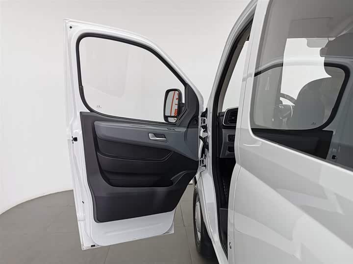 Maxus V80 2025 2025款 超值版傲运通 2.0T 手动短轴超低顶127Ps 7/9座