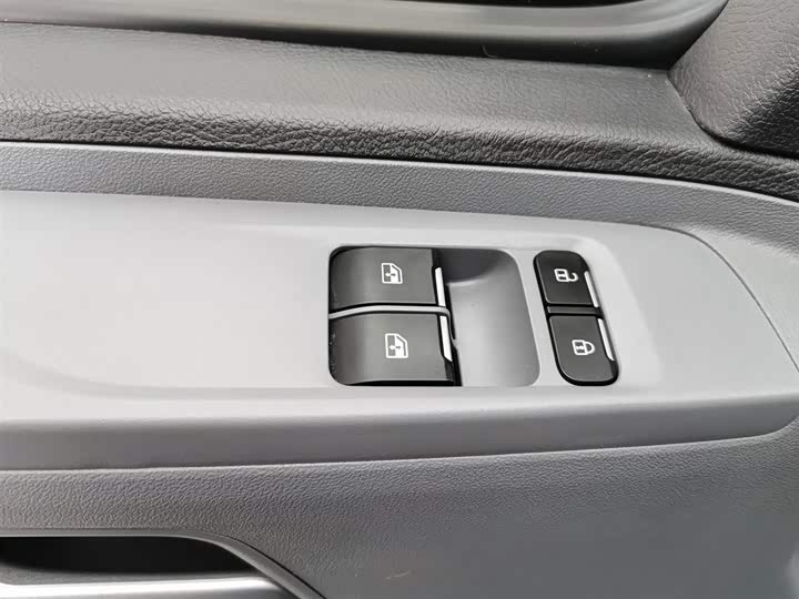 Maxus V80 2025 2025款 超值版傲运通 2.0T 手动短轴超低顶127Ps 7/9座