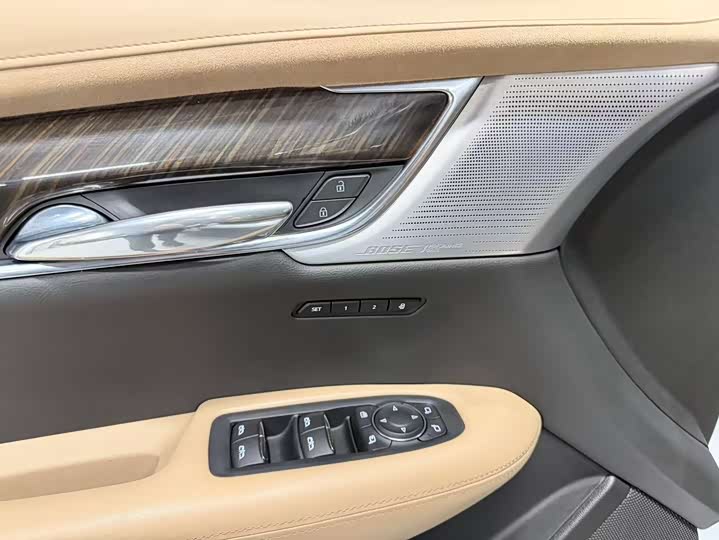 Cadillac XT6 2022 2022款 2.0T 六座四驱铂金型