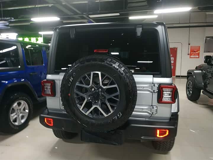 Jeep Wrangler 2024 2024款 2.0T 撒哈拉四门版