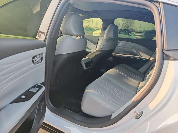 Geely Galaxy E8 2024 2024款 665km 后驱星舰 远航版