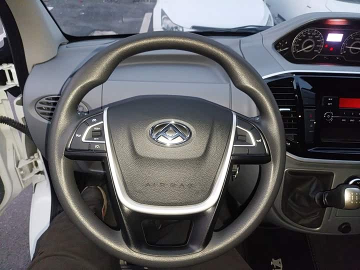 Maxus V80 2023 2023款 2.0T 手动经典傲运通短轴中顶5/6座