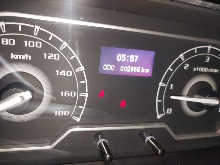 Maxus V80 2023 2023款 2.0T 手动经典傲运通短轴中顶5/6座