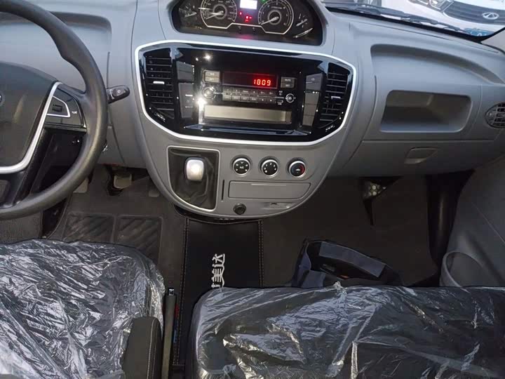 Maxus V80 2023 2023款 2.0T 手动经典傲运通短轴中顶5/6座