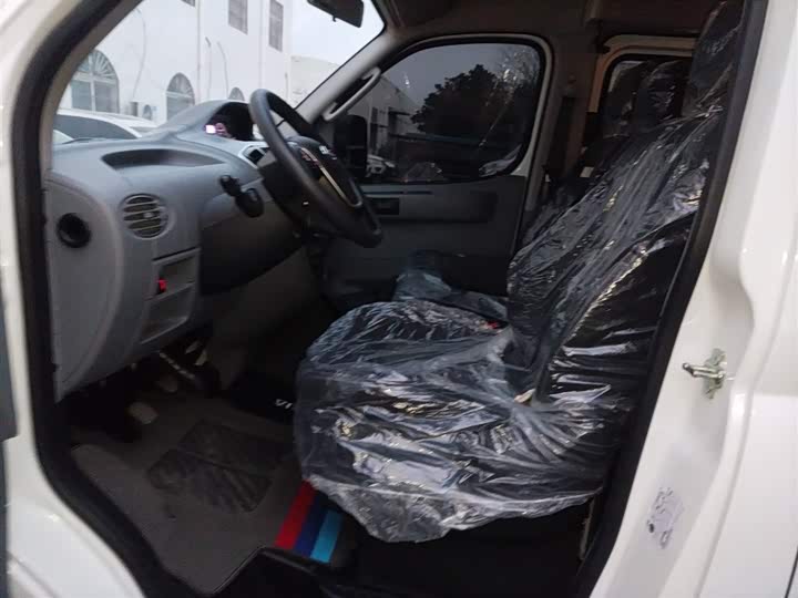 Maxus V80 2023 2023款 2.0T 手动经典傲运通短轴中顶5/6座