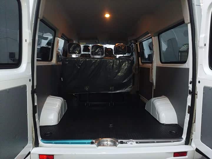 Maxus V80 2023 2023款 2.0T 手动经典傲运通短轴中顶5/6座