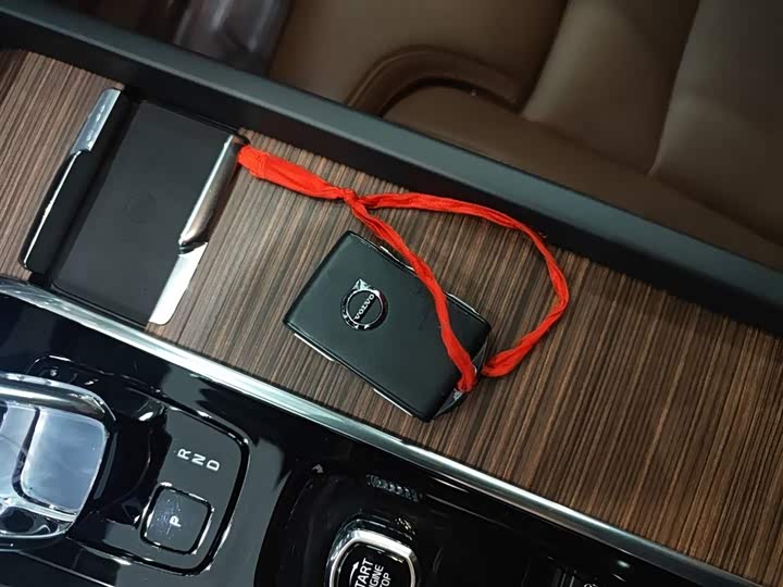 Volvo XC60 Hybrid 2025 2025款 插电式混动 长续航四驱智雅豪华版