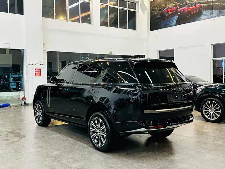 Land Rover Range Rover 2025 2025款 3.0 L6 400PS 盛世加长版