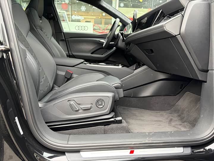 Audi Q6L e-tron 2026 2026款 首发领航版