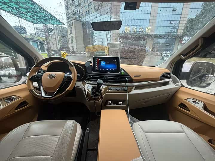 Maxus V90 2020 2020款 2.0TAMT运杰版前驱后单胎短轴高顶6座