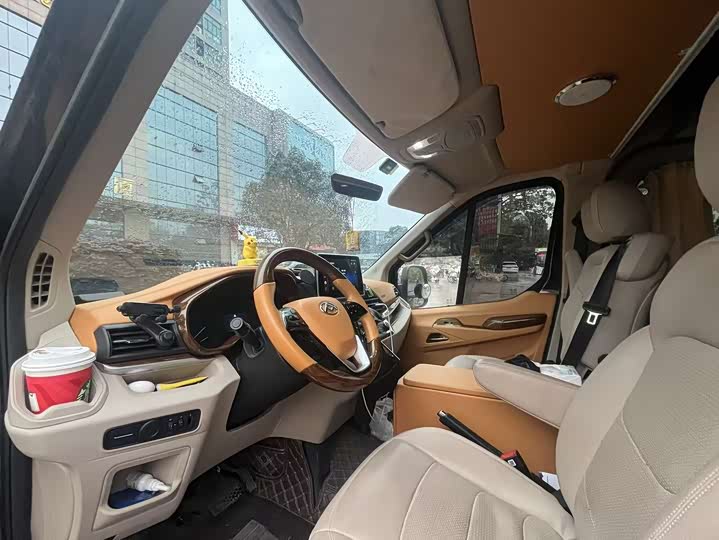 Maxus V90 2020 2020款 2.0TAMT运杰版前驱后单胎短轴高顶6座