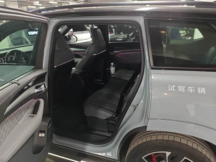 Audi Q6 2024 2024款 45 TFSI quattro RS 套件竞速版 7座