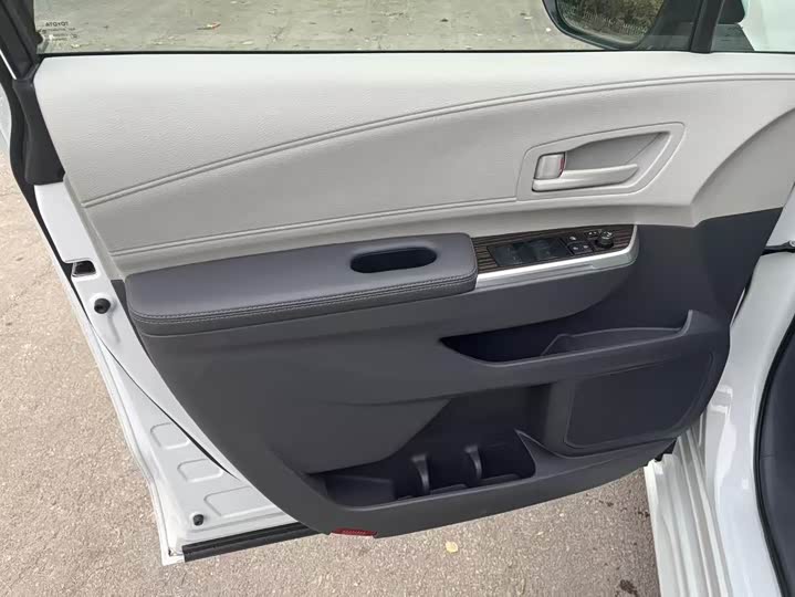 Toyota Sienna 2024 2024款 2.5L混动 舒适版