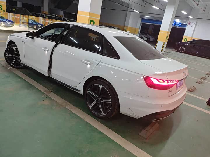 Audi A4L 2025 2025款 200万辆悦享版 40 TFSI 豪华动感型