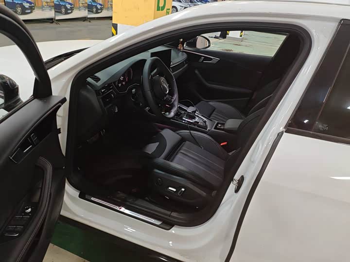 Audi A4L 2025 2025款 200万辆悦享版 40 TFSI 豪华动感型