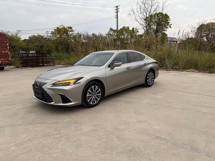 2025 Lexus ES