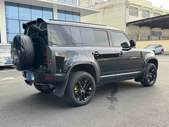 Land Rover Defender 2025 2025款 110 3.0T P400 暗黑特别版