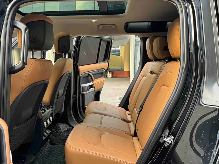 Land Rover Defender 2025 2025款 110 3.0T P400 暗黑特别版