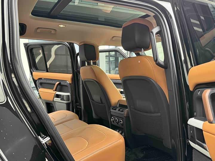 Land Rover Defender 2025 2025款 110 3.0T P400 暗黑特别版