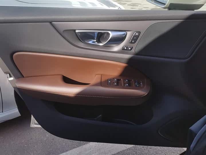 Volvo S60 2025 2025款 B4 智逸豪华版