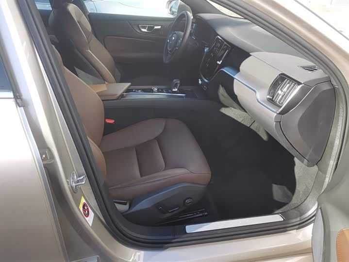 Volvo S60 2025 2025款 B4 智逸豪华版