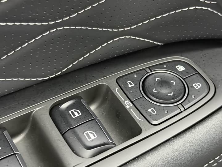 Tank 300 2025 2025款 2.0T 汽油征服者