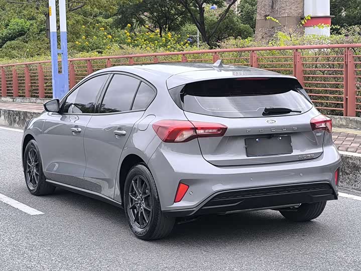 Ford Focus 2022 2022款 两厢 EcoBoost 180 自动竞速版