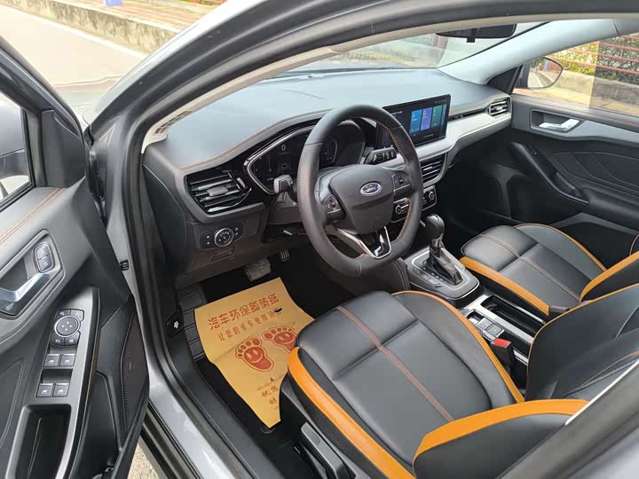 Ford Focus 2022 2022款 两厢 EcoBoost 180 自动竞速版