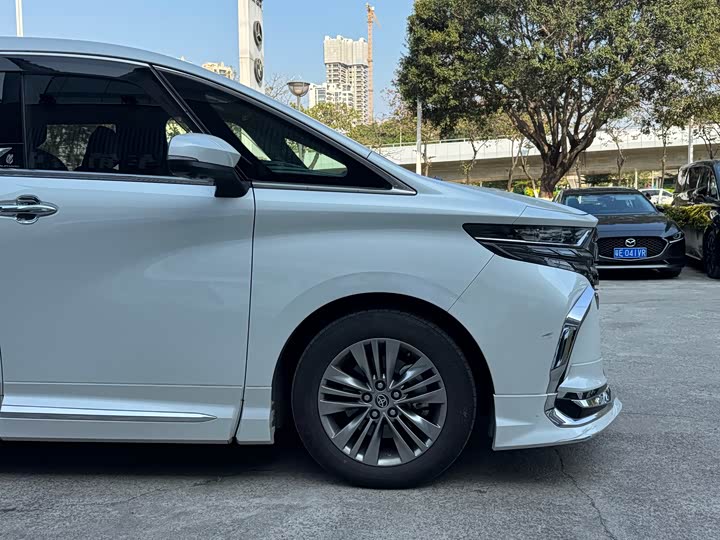 Toyota Alphard 2025 2025款 双擎 2.5L 尊贵黄金版