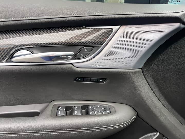 Cadillac XT6 2025 2025款 2.0T 六座四驱尊贵行政黑标版