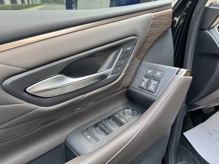 Toyota Vellfire 2024 2024款 皇冠 双擎 2.5L 至尊行政版