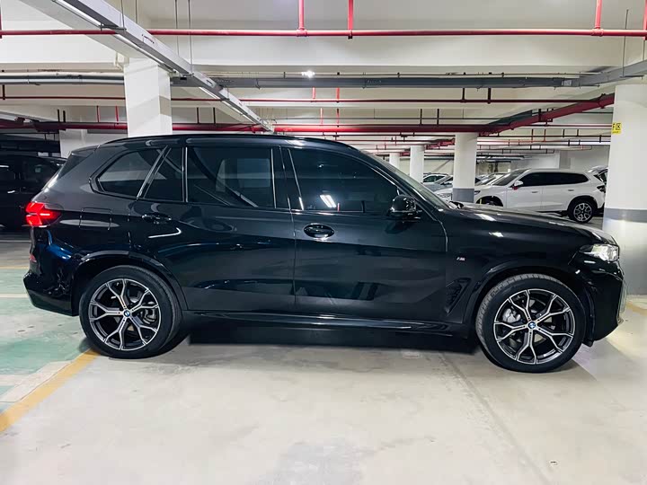 BMW X5 2025 2025款 xDrive 30Li 尊享型M运动曜夜套装