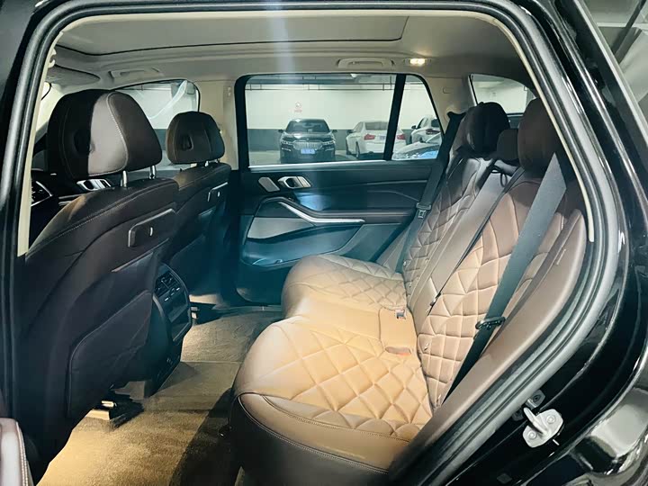 BMW X5 2025 2025款 xDrive 30Li 尊享型M运动曜夜套装