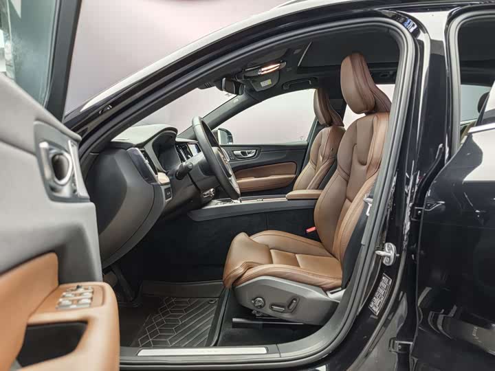 Volvo XC60 Hybrid 2025 2025款 插电式混动 长续航四驱智雅豪华版