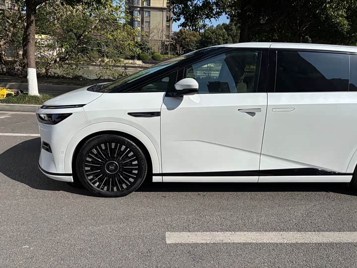 XPeng X9 2025 2025款 纯电 740超长续航 Max