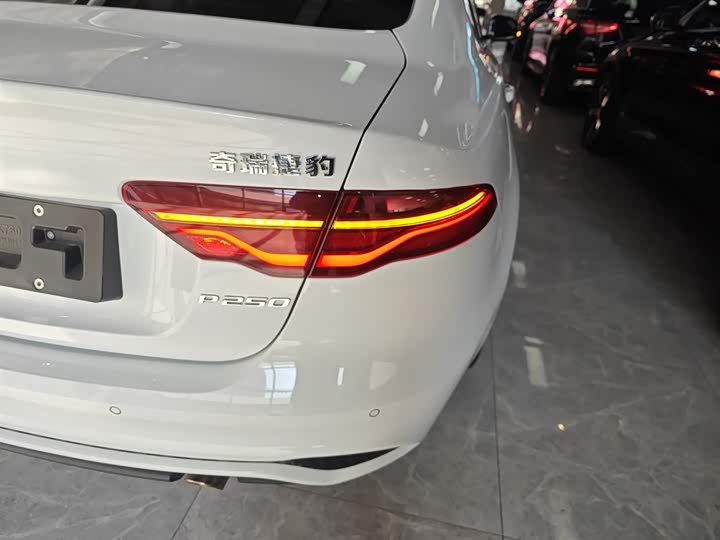Jaguar XE L 2024 2024款 2.0T 250PS R-DYNAMIC S进取运动版