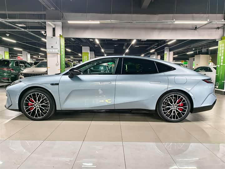 Geely Galaxy E8 2025 2025款 620km 四驱星舰激光雷达智驾版