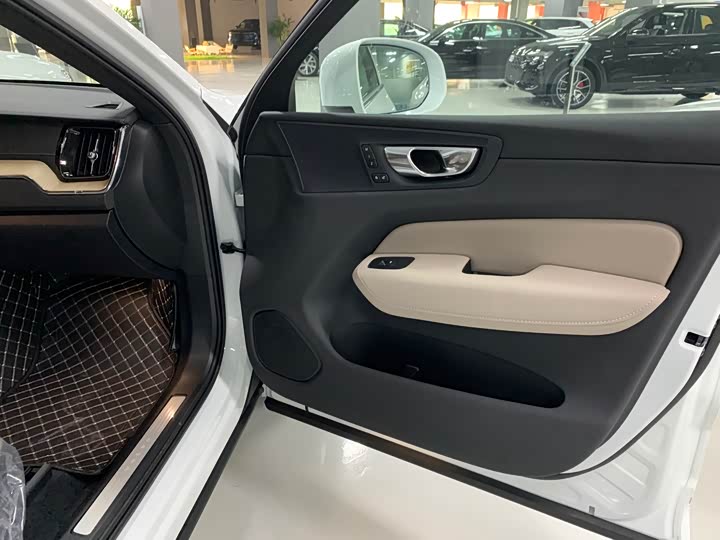 Volvo XC60 2026 2026款 B5 四驱智远豪华版