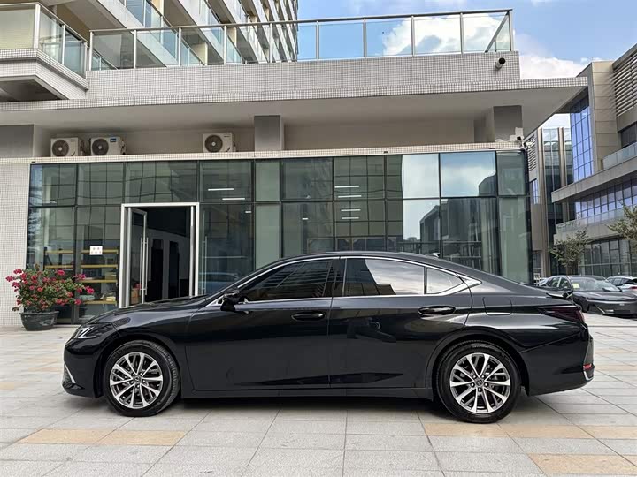Lexus ES 2025 2025款 300h 臻享版