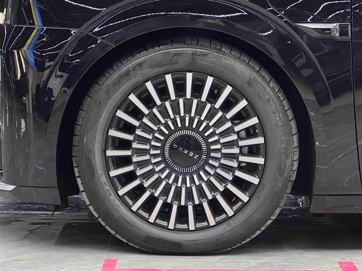 Zeekr 009 2024 2024款 七座过道版四驱 108kWh