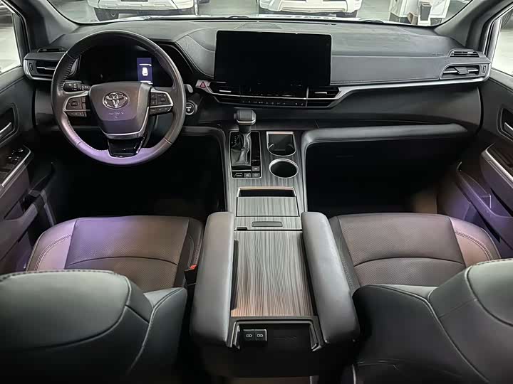 Toyota Sienna 2024 2024款 2.5L混动 四驱尊贵版