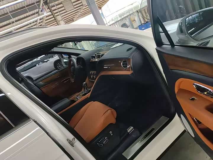 Bentley Bentayga 2024 2024款 4.0T V8 长轴距版